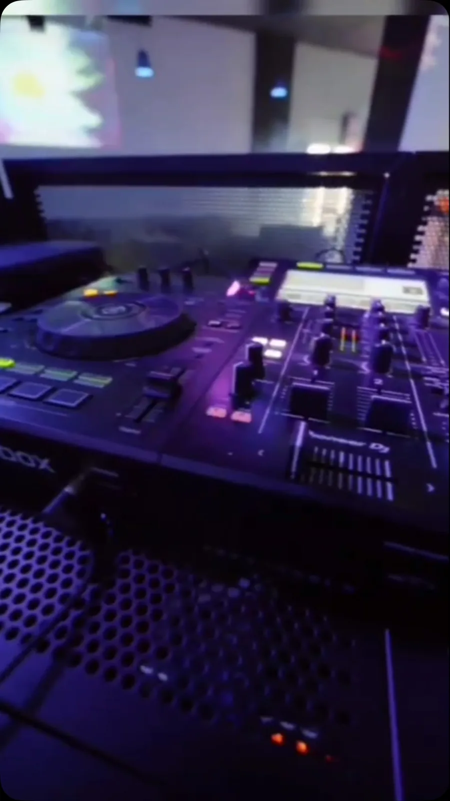DJ kontrolér v Dukle v modrom svetle